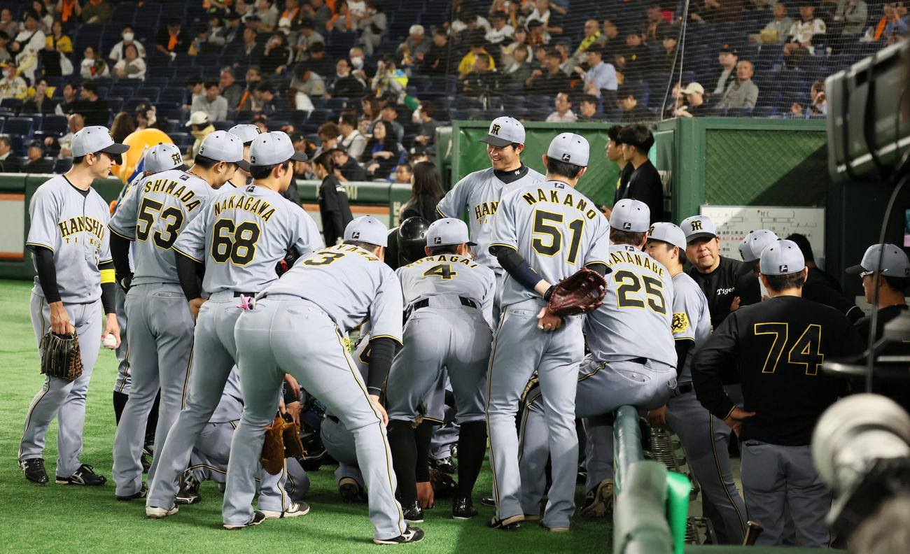 巨人対阪神　試合前の円陣を組む阪神ナイン（撮影・加藤哉）