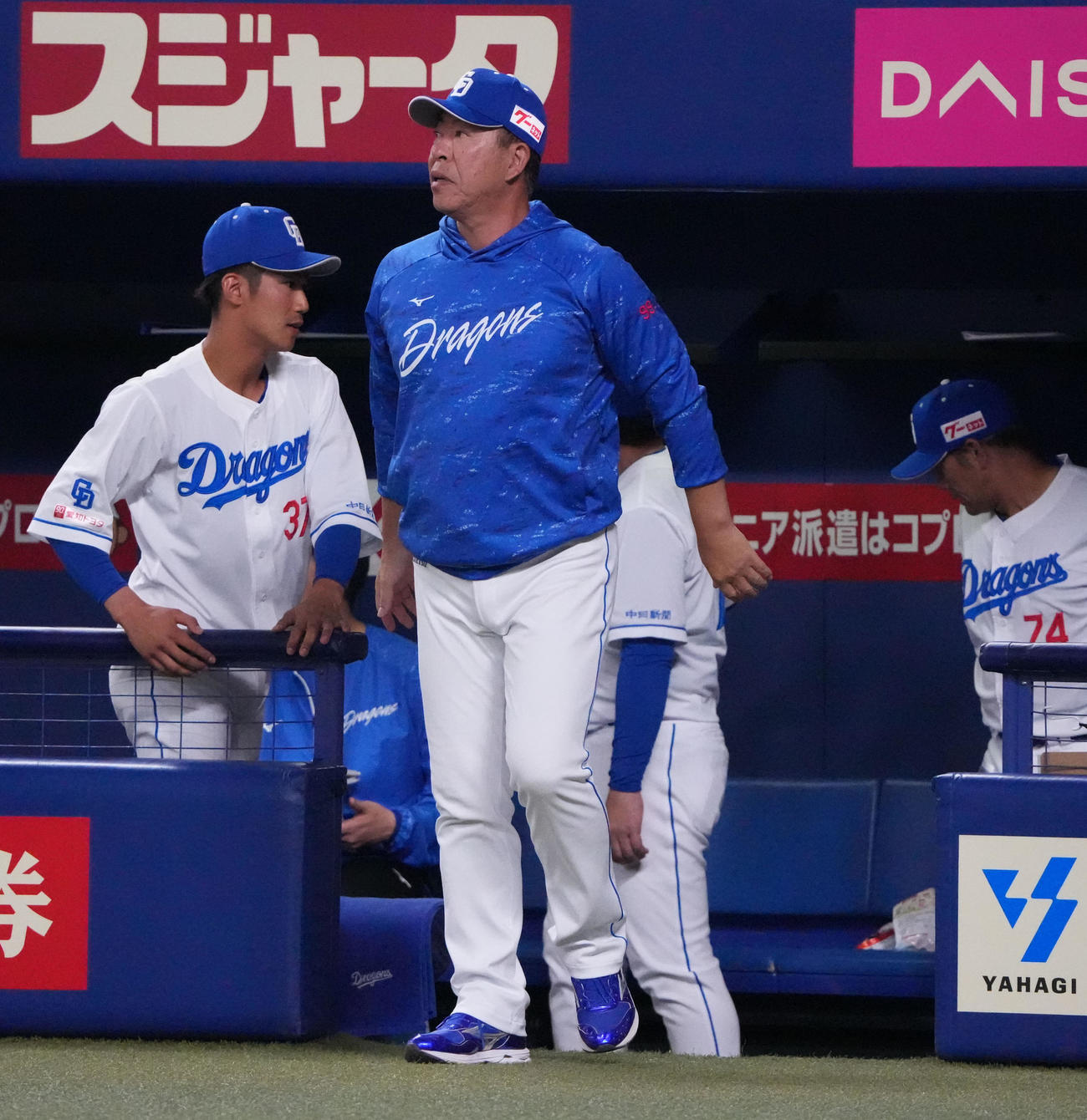 中日対DeNA 6回終了、選手交代を告げる井上監督（撮影・森本幸一）