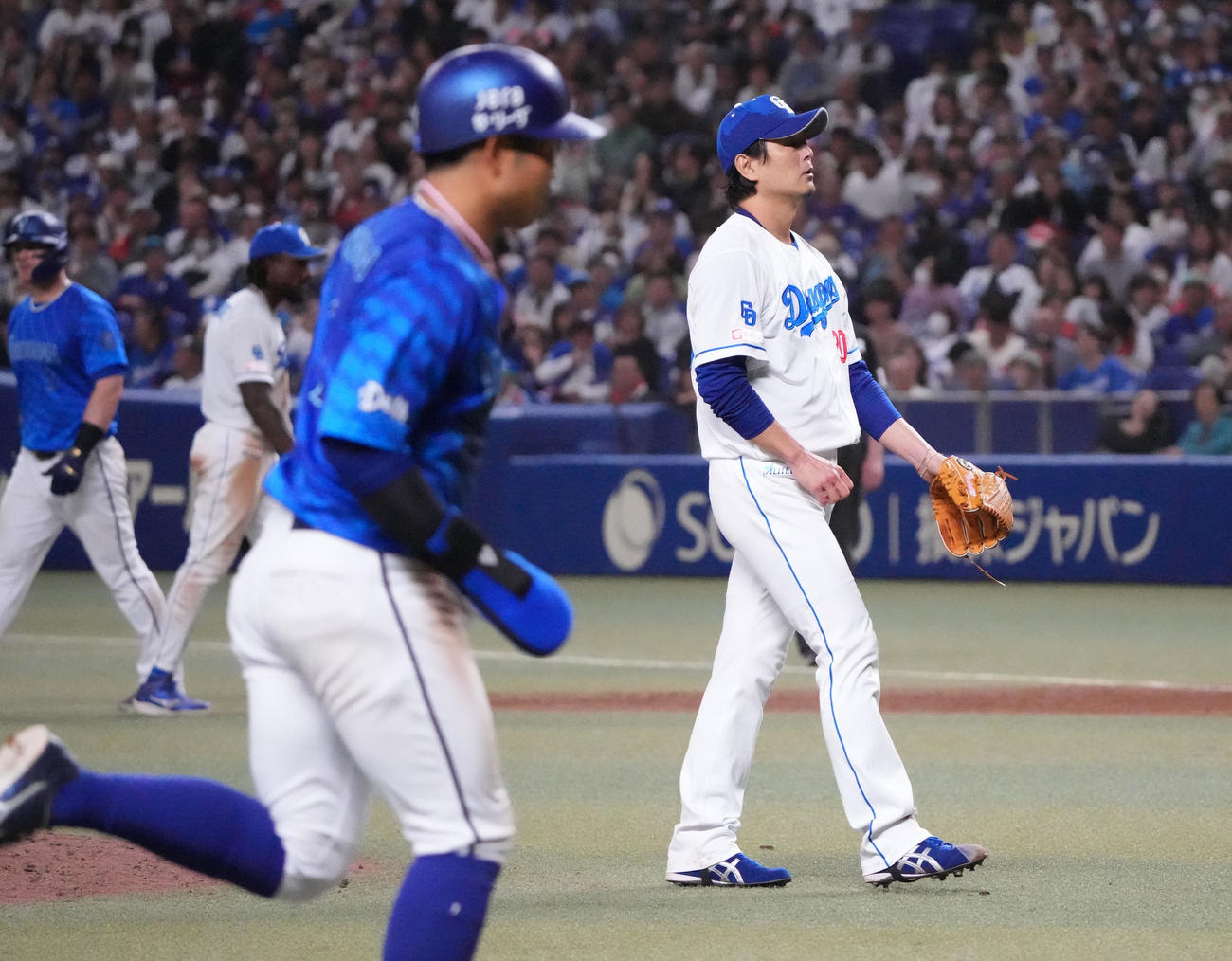 中日対DeNA 5回表DeNA1死満塁、涌井（右）は佐野に押し出し四球を与える（撮影・森本幸一）