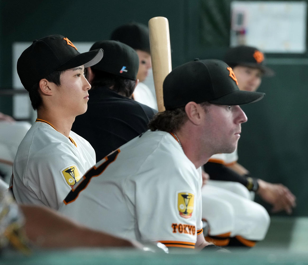 巨人対阪神　プロ初先発の巨人浦田は、ベンチで緊張した面持ち（撮影・たえ見朱実）