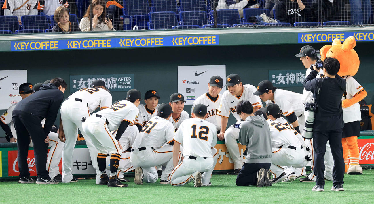 巨人対阪神　巨人円陣で声出しする秋広（中央）（撮影・浅見桂子）