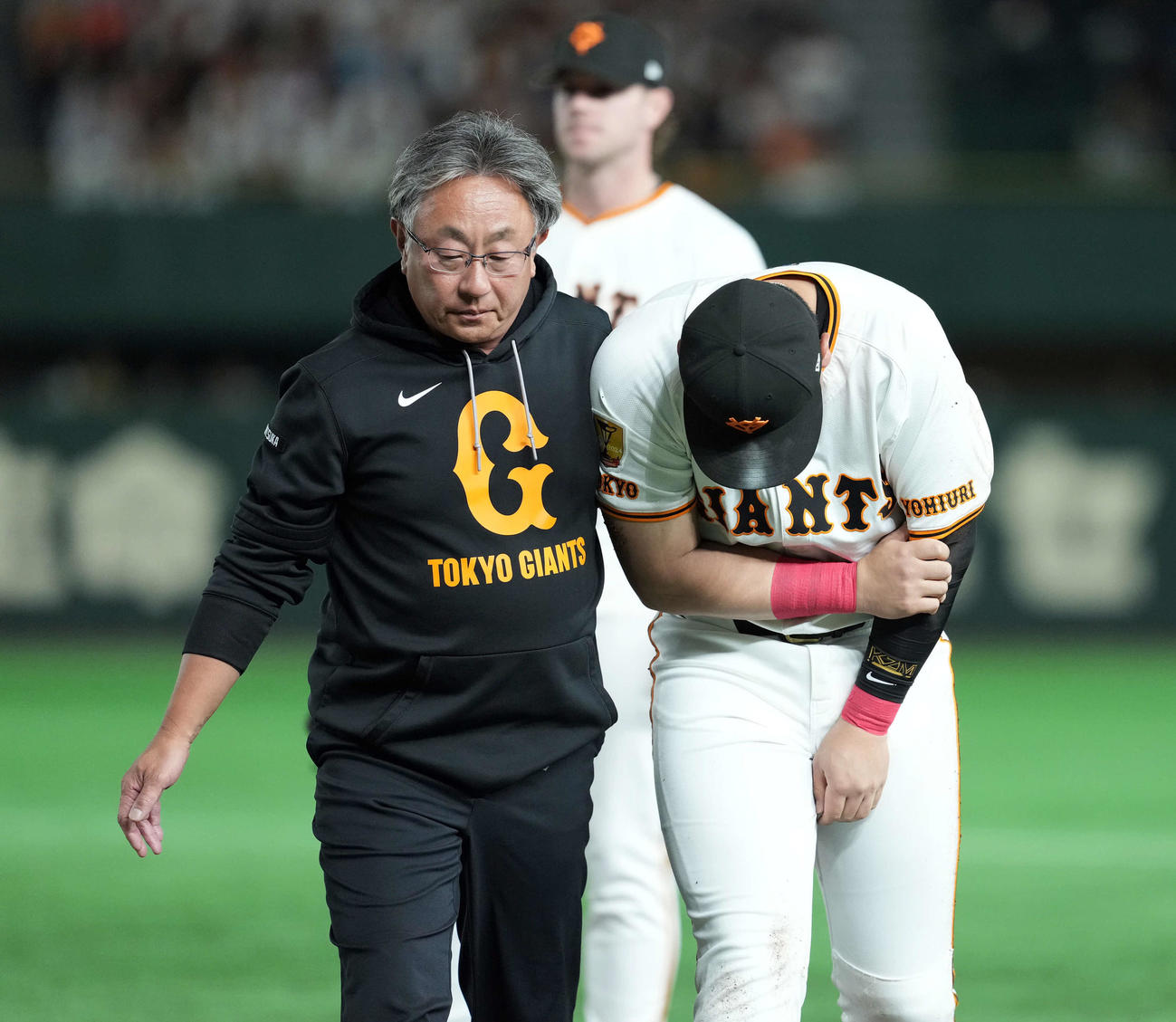 巨人対阪神　1回表、アクシデントに見舞われ退場する一塁手岡本（撮影・たえ見朱実）