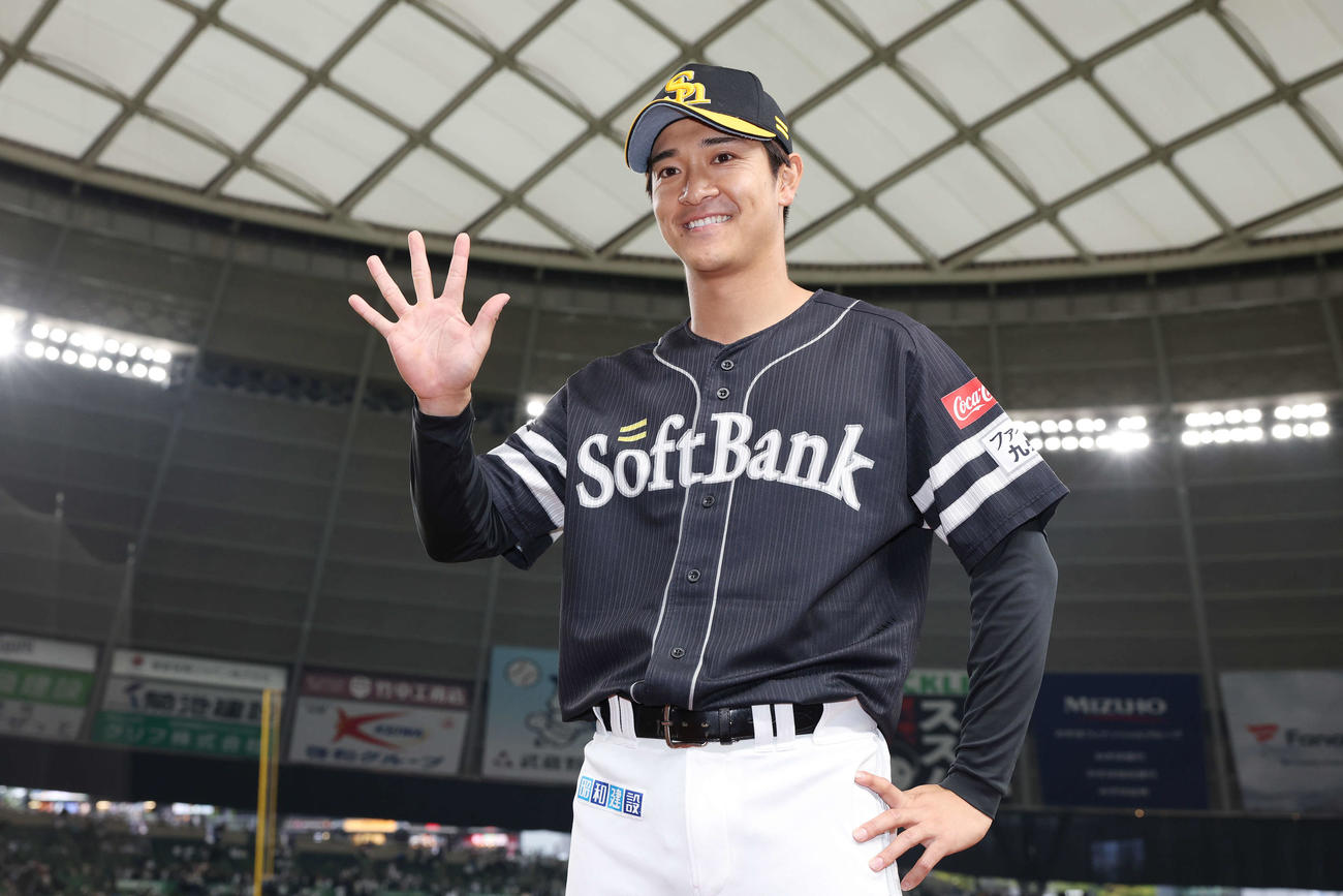 西武対ソフトバンク　5打点の活躍で5連勝に貢献し笑顔のソフトバンク柳町（撮影・宮地輝）