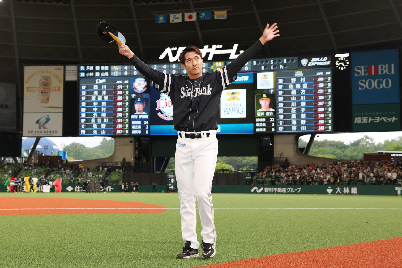 西武対ソフトバンク　5打点の活躍で5連勝に貢献しファンの声援に応えるソフトバンク柳町（撮影・宮地輝）