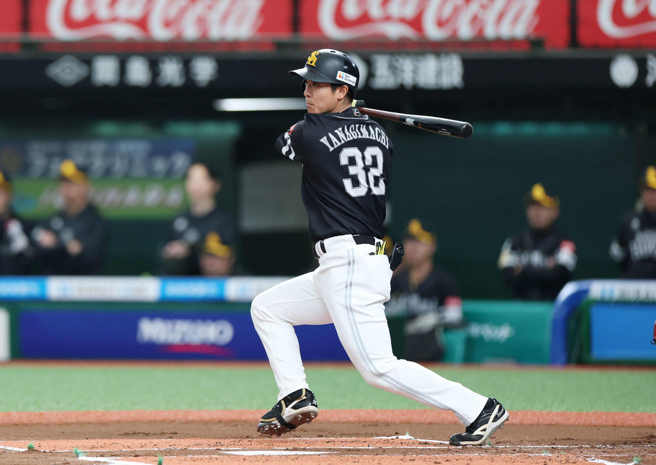 西武対ソフトバンク　1回表ソフトバンク1死三塁、左前適時打を放つ柳町（撮影・宮地輝）