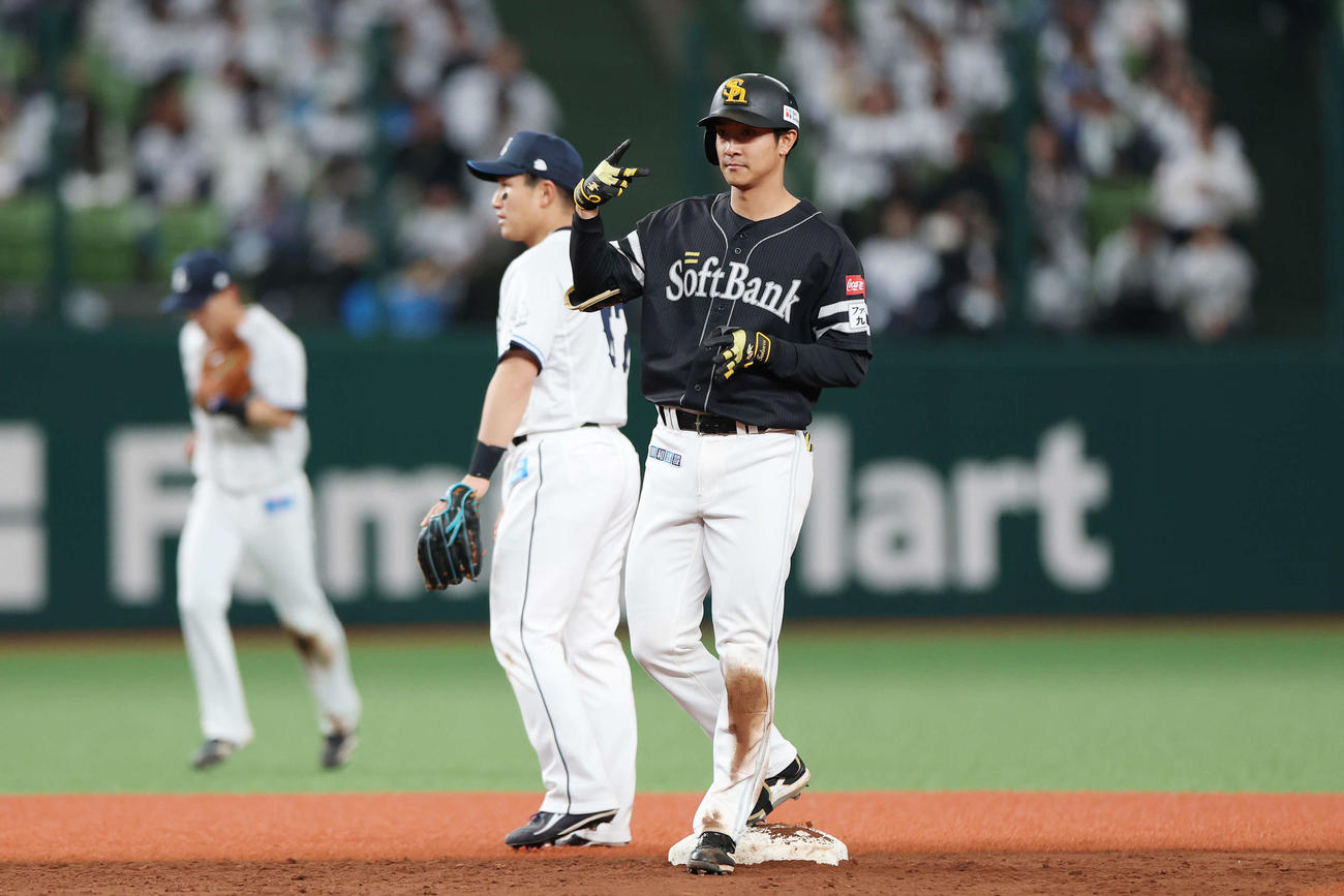 西武対ソフトバンク　5回表ソフトバンク2死二、三塁、左2点適時二塁打を放ちポーズをとる柳町（撮影・宮地輝）