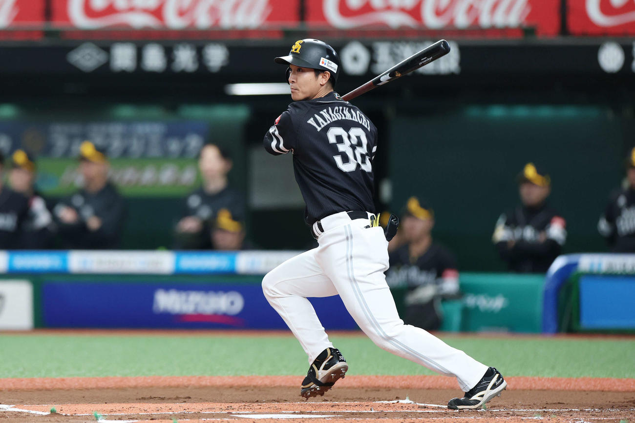 西武対ソフトバンク　1回表ソフトバンク1死三塁、左前適時打を放つ柳町（撮影・宮地輝）