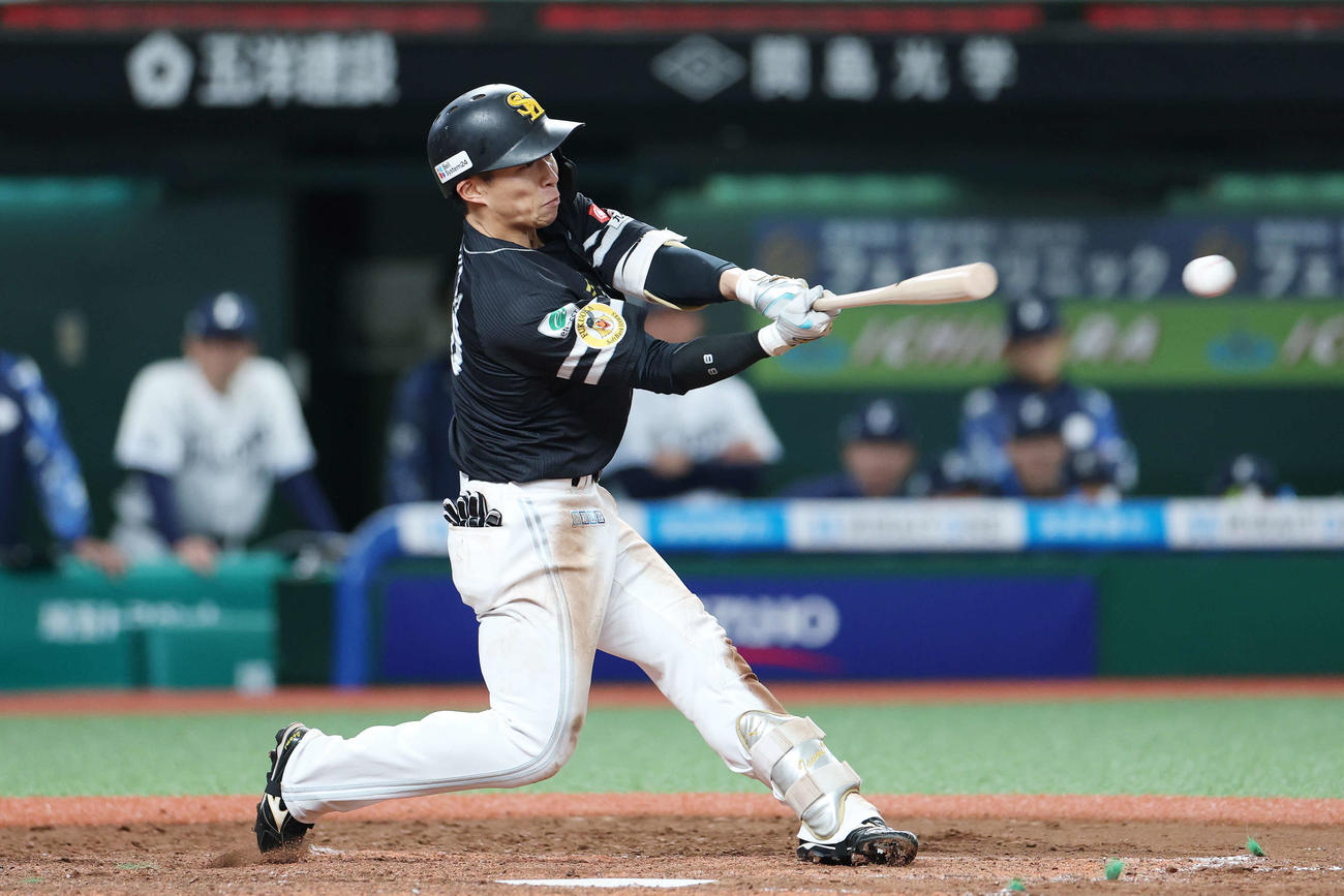 西武対ソフトバンク　5回表ソフトバンク1死一、二塁、左前打を放つ野村（撮影・宮地輝）