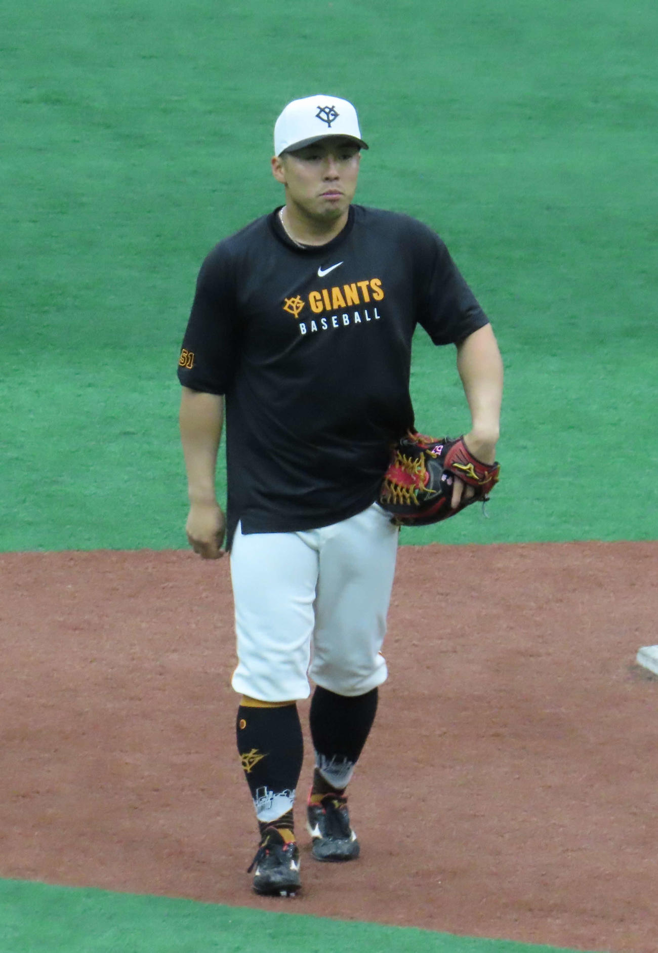 キャッチボールをする巨人浅野（撮影・水谷京裕）