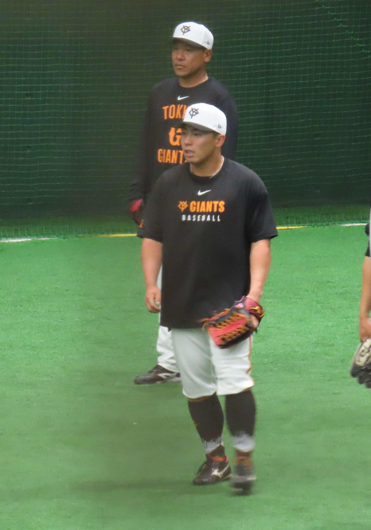 ノックを受ける巨人浅野（撮影・水谷京裕）