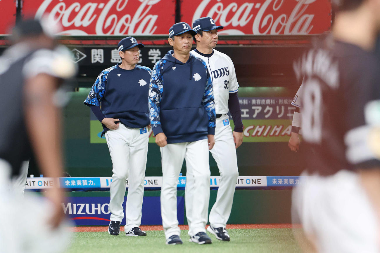 西武対ソフトバンク　敗れて厳しい表情の西武西口監督（中央）（撮影・宮地輝）