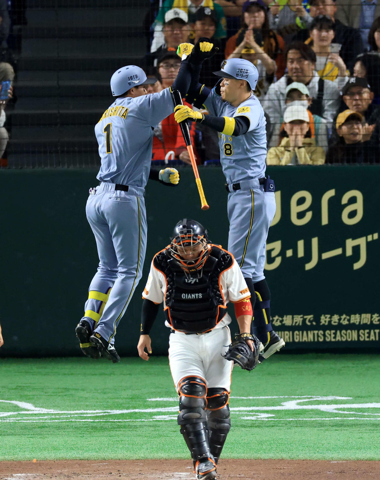 巨人対阪神　2回表阪神2死一塁、森下（左）は2点本塁打を放ち佐藤輝とジャンピングタッチ（撮影・浅見桂子）