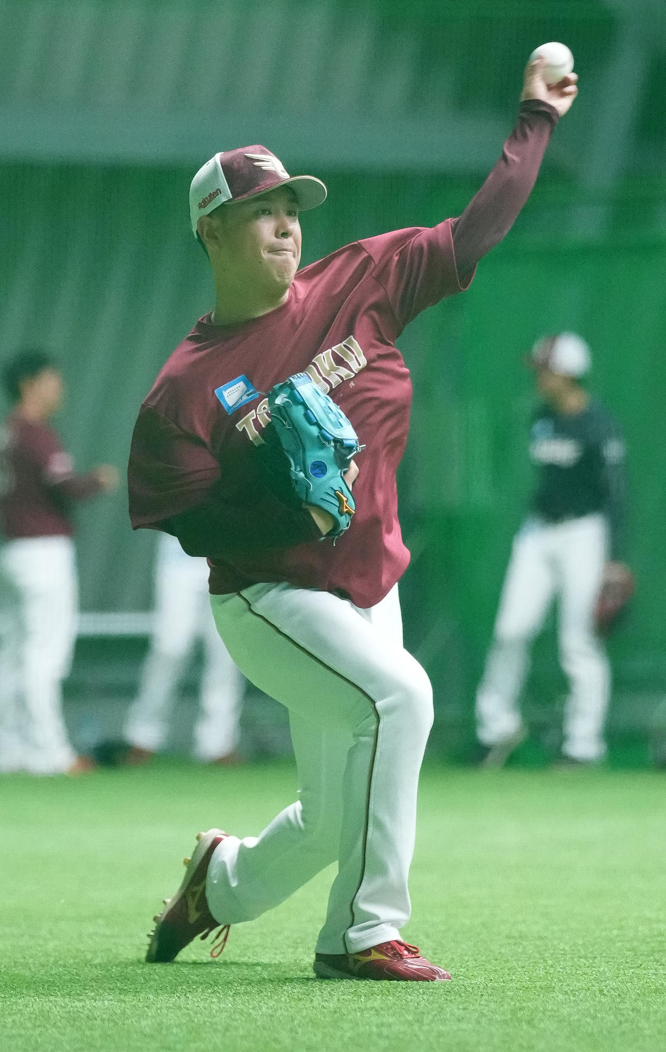 室内練習場でキャッチボールする楽天藤井（撮影・鈴木みどり）