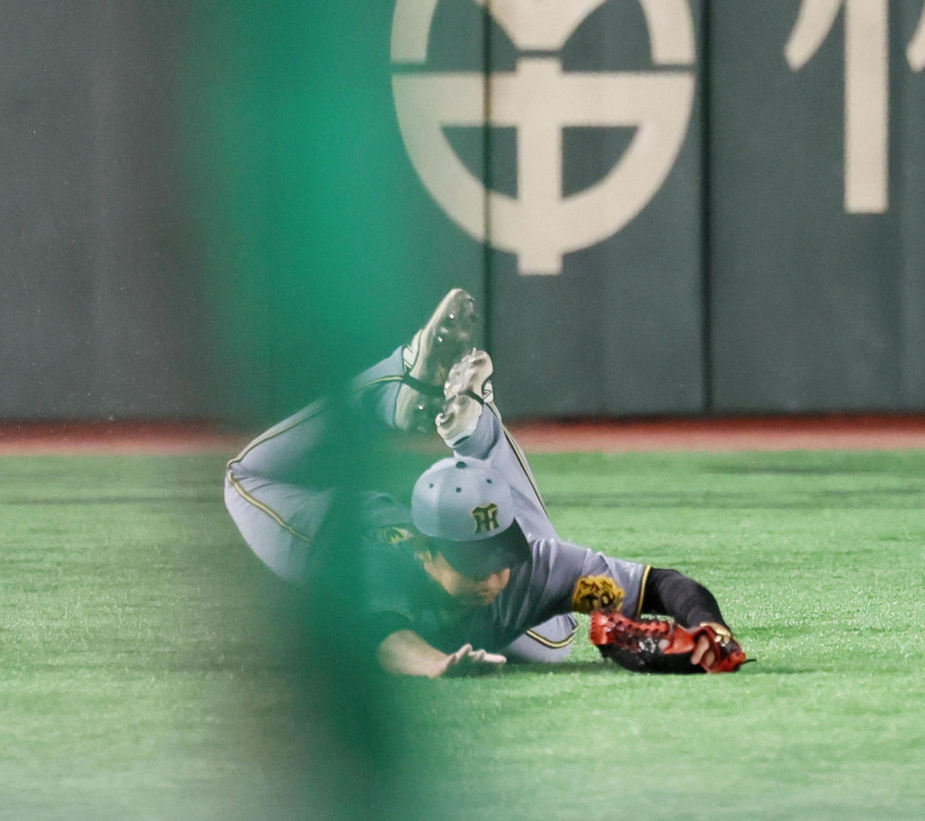 巨人対阪神　2回裏巨人1死一塁、中川は長野の飛球をダイビングキャッチ（撮影・加藤哉）