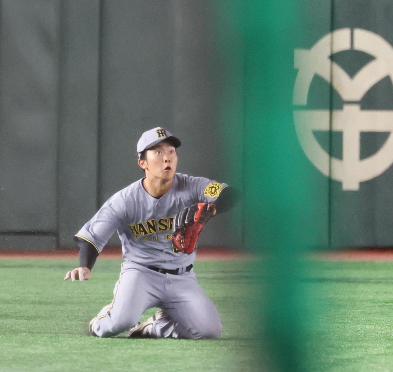 巨人対阪神　2回裏巨人1死一塁、中川は長野の飛球をダイビングキャッチ（撮影・加藤哉）