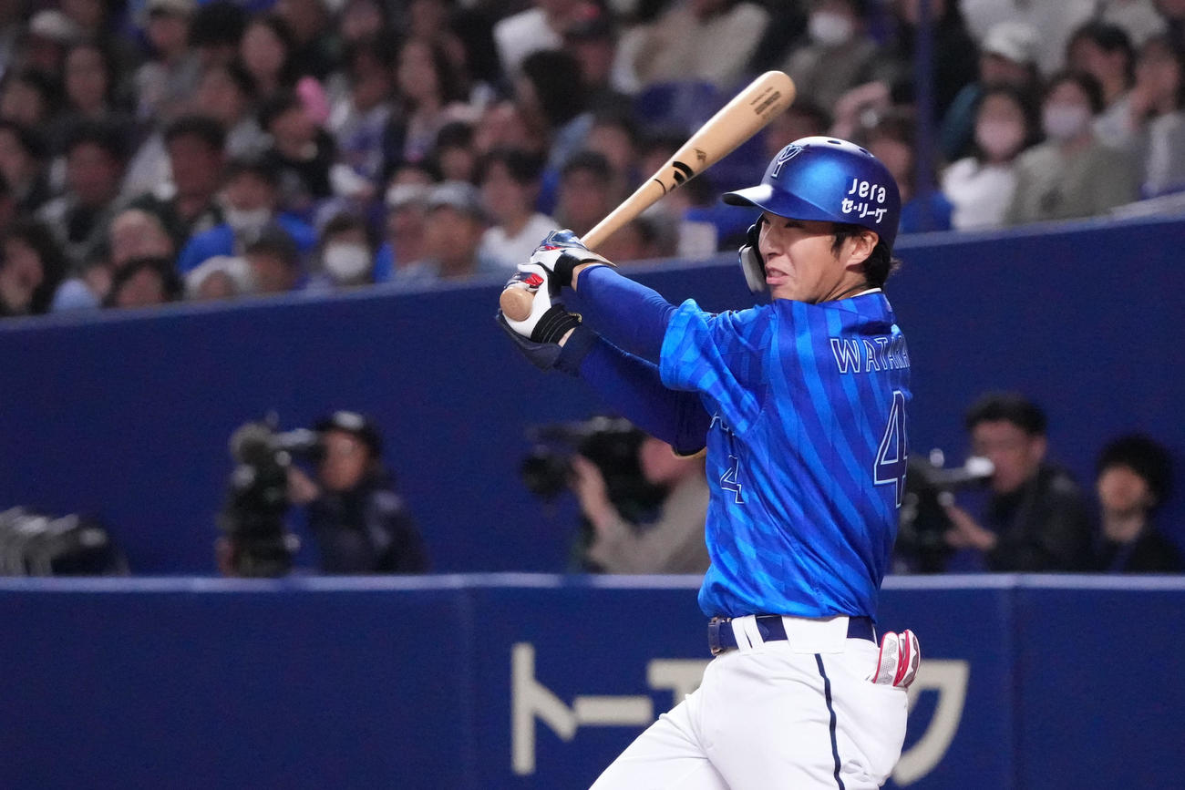 中日対DeNA 3回表DeNA2死一、二塁、左前適時打を放つ度会（撮影・森本幸一）