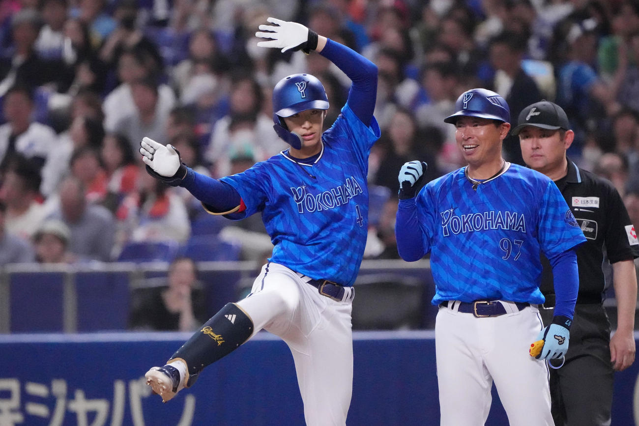 中日対DeNA 3回表DeNA2死一、二塁、度会（左）は左前適時打を放ちポーズを決める（撮影・森本幸一）