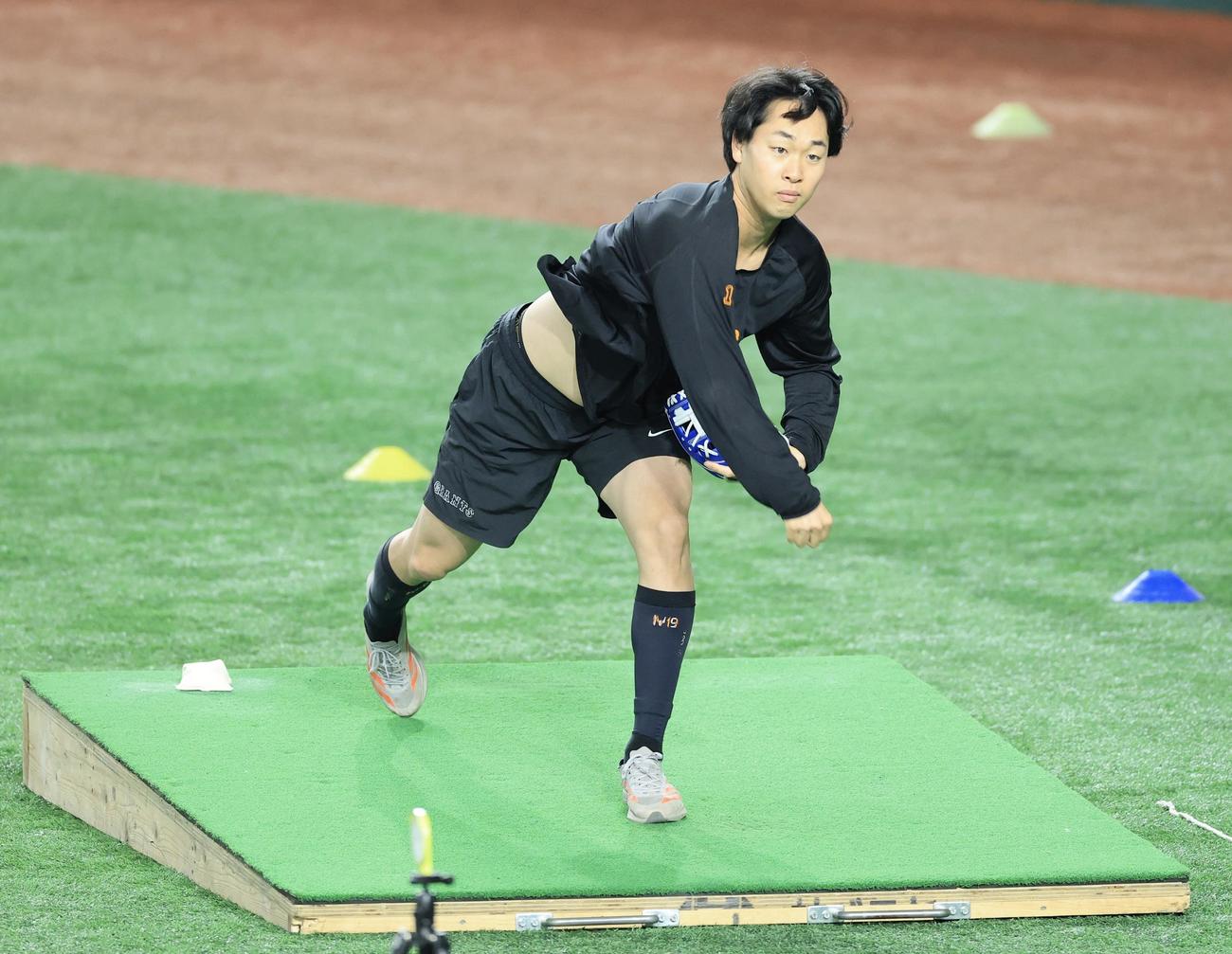 巨人対阪神　傾斜台で投球する巨人山崎(撮影・浅見桂子)