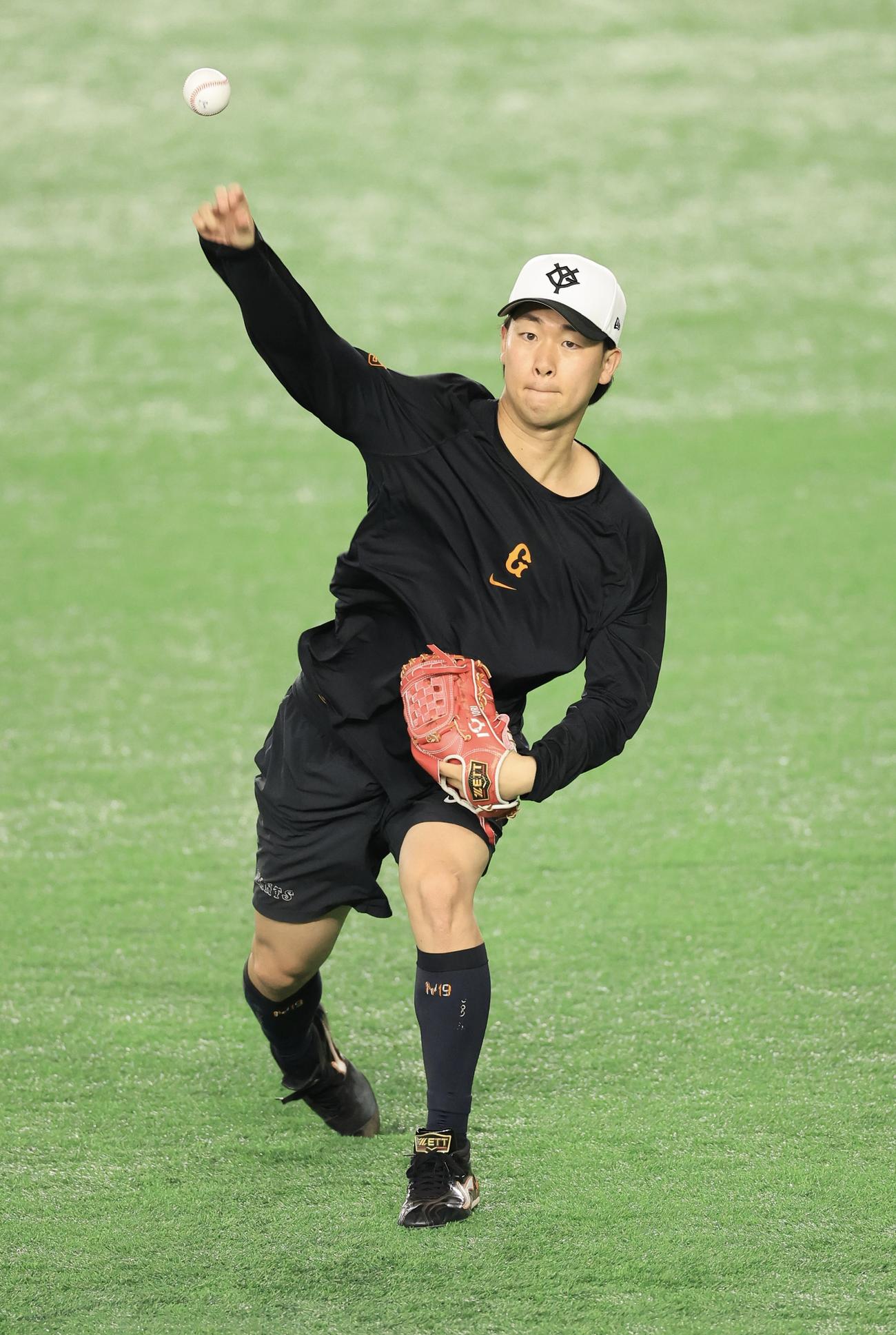 巨人対阪神　キャッチボールする巨人山崎(撮影・浅見桂子)