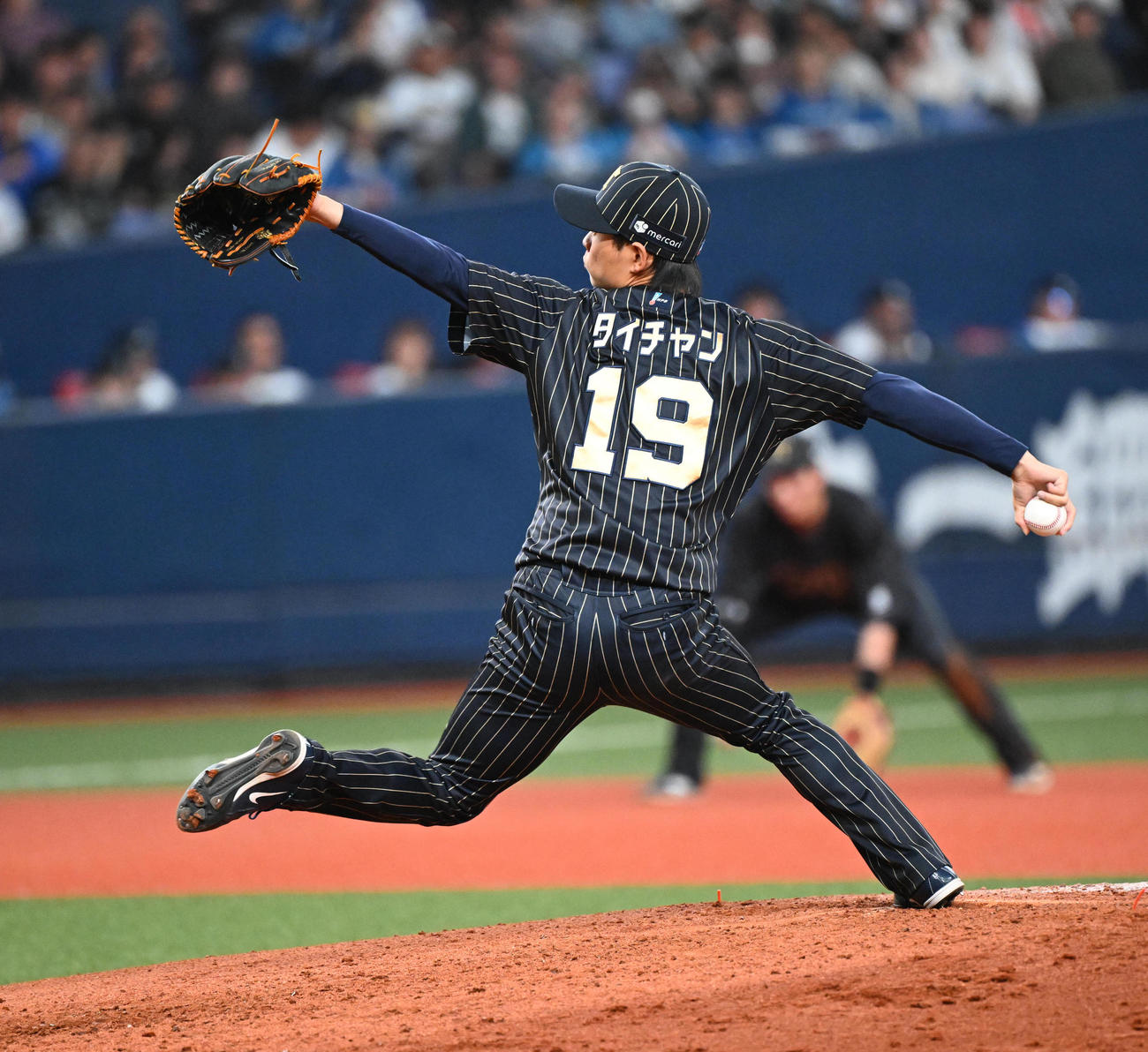 オリックス対日本ハム　5回、3番手で登板するオリックス山岡（撮影・和賀正仁）