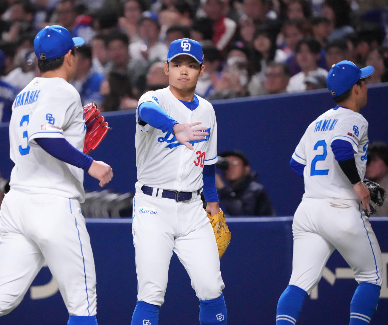 中日対DeNA 7回表終了、根尾（中央）は野手を迎えながらベンチへ戻る（撮影・森本幸一）