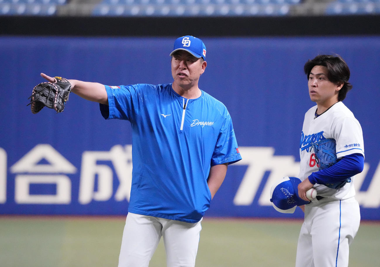 中日対DeNA　試合前、三浦（右）と言葉を交わす井上監督（撮影・森本幸一）