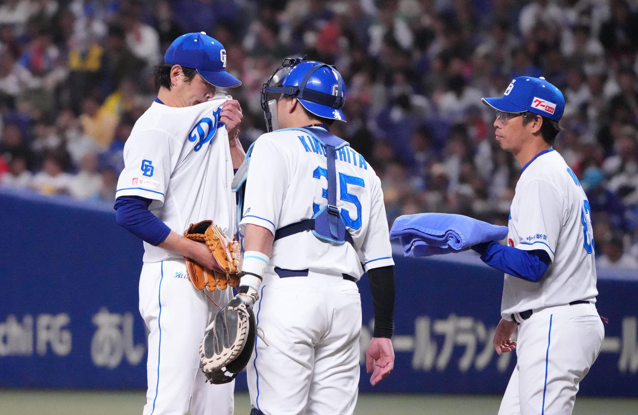 中日対DeNA 5回表DeNA1死満塁、涌井（左）のもとに集まる中日ナイン（撮影・森本幸一）