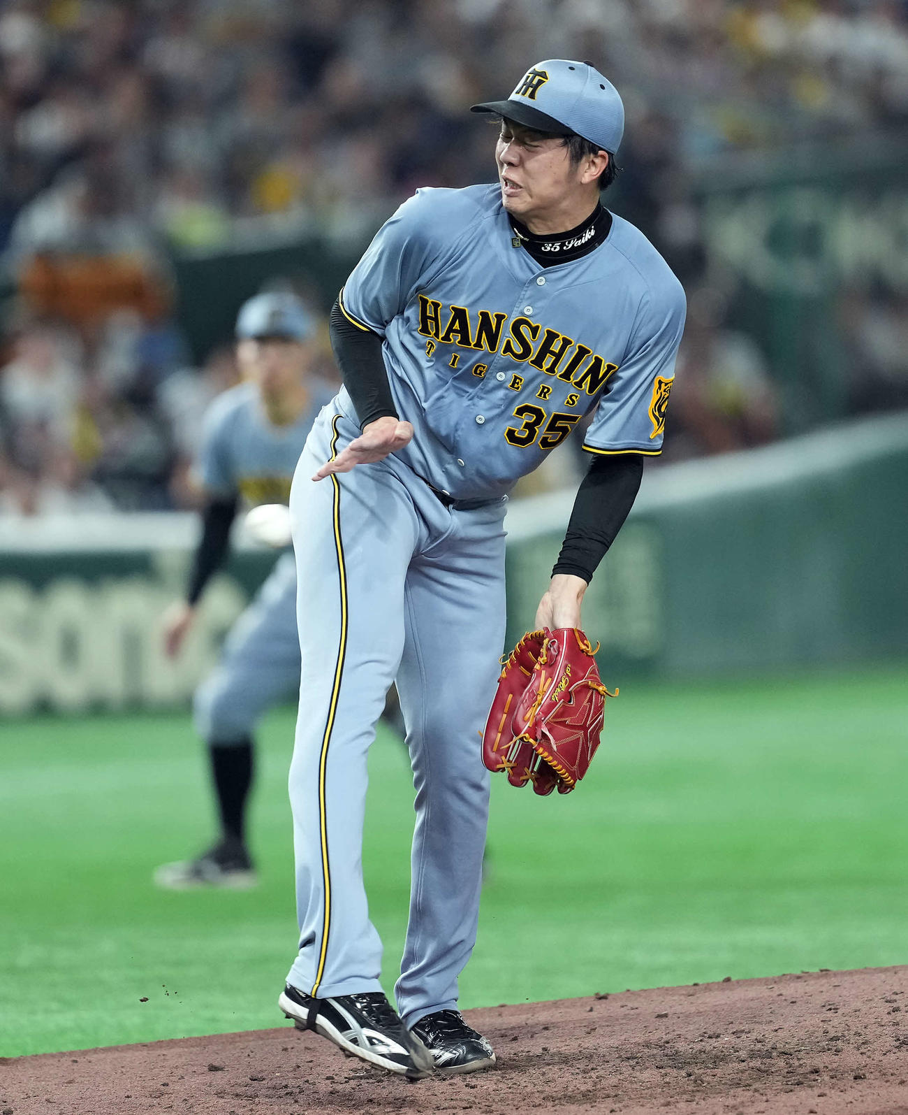 巨人対阪神　2回裏巨人2死一塁、吉川の打球が当たる才木（撮影・たえ見朱実）