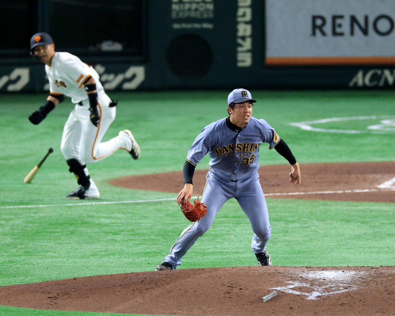 巨人対阪神　3回裏巨人2死一塁、吉川の投手強襲打でグラブが飛ぶ才木（撮影・浅見桂子）