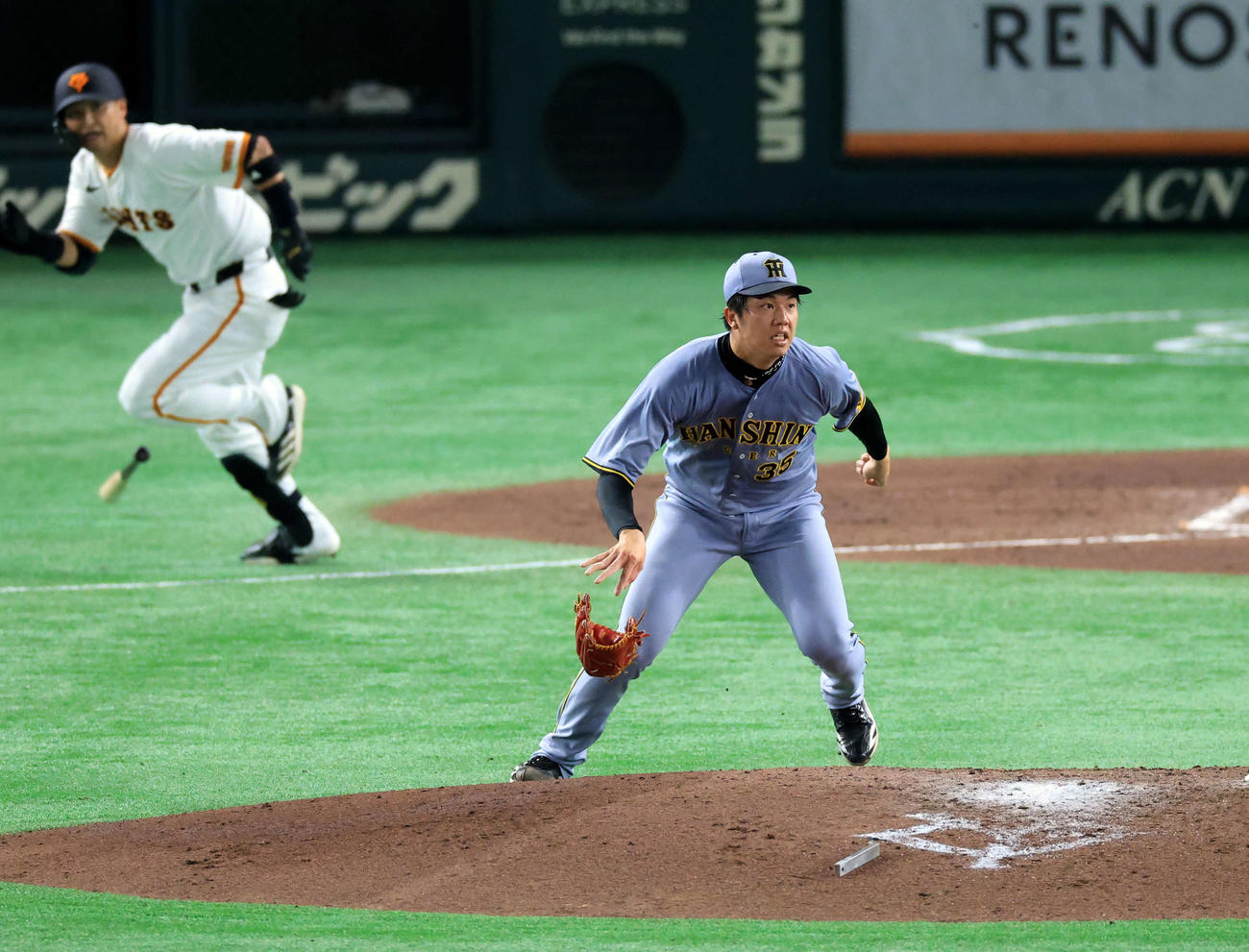 巨人対阪神　3回裏巨人2死一塁、吉川の投手強襲打でグラブが飛ぶ才木（撮影・浅見桂子）