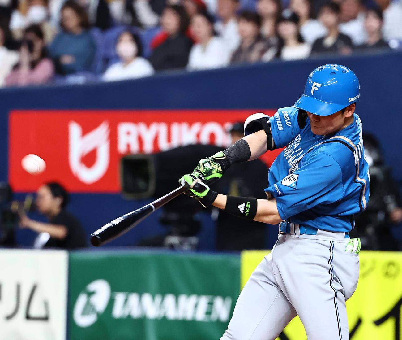 オリックス対日本ハム　6回表日本ハム無死一塁、清宮は魚雷バットで右越え2点本塁打を放つ（撮影・上田博志）