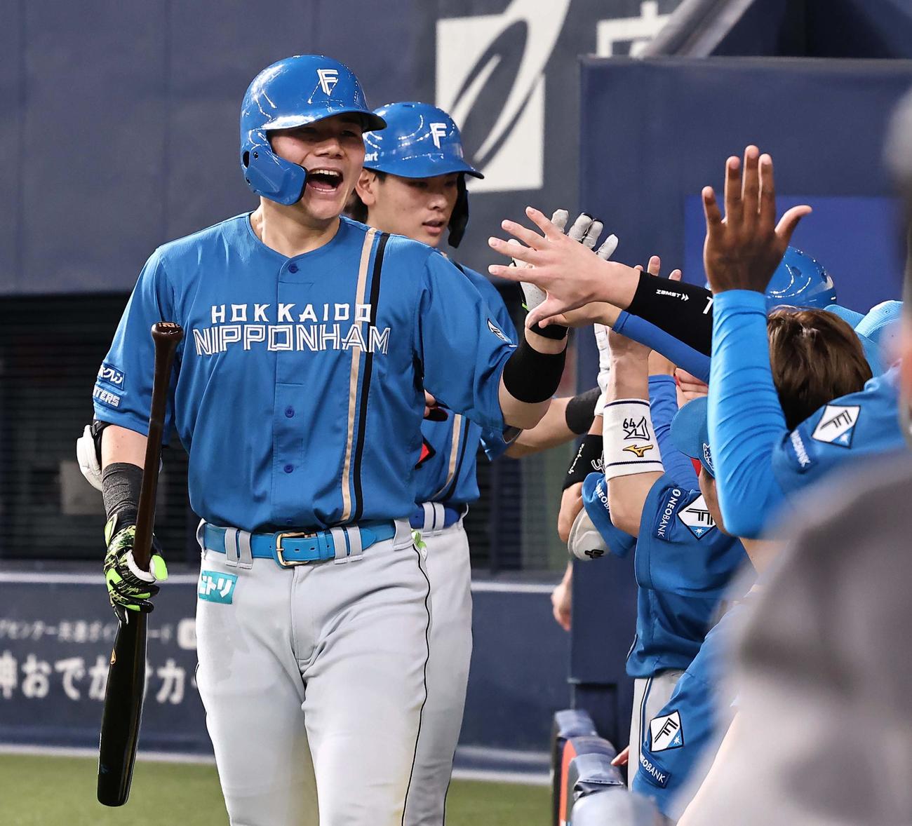 オリックス対日本ハム　6回表日本ハム無死一塁、魚雷バットで本塁打を放った清宮はナインと笑顔でハイタッチをする（撮影・上田博志）