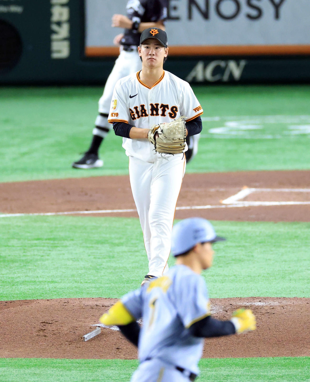 巨人対阪神　2回表阪神2死一塁、森下（手前）に左越え2点本塁打を許した井上（撮影・浅見桂子）