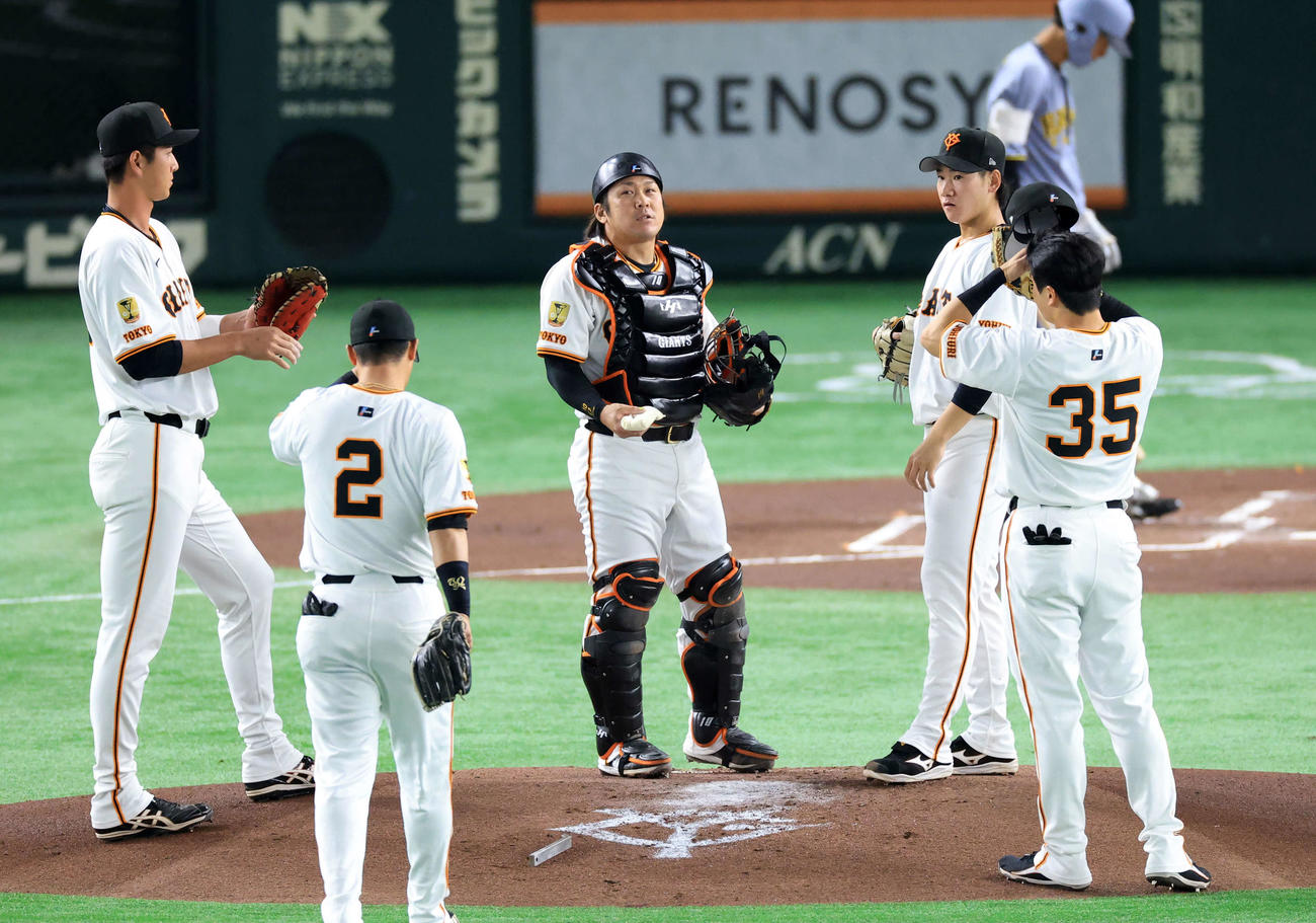 巨人対阪神　1回表阪神2死一、二塁のピンチに井上（右奥）の元に集まる巨人の選手たち（撮影・浅見桂子）