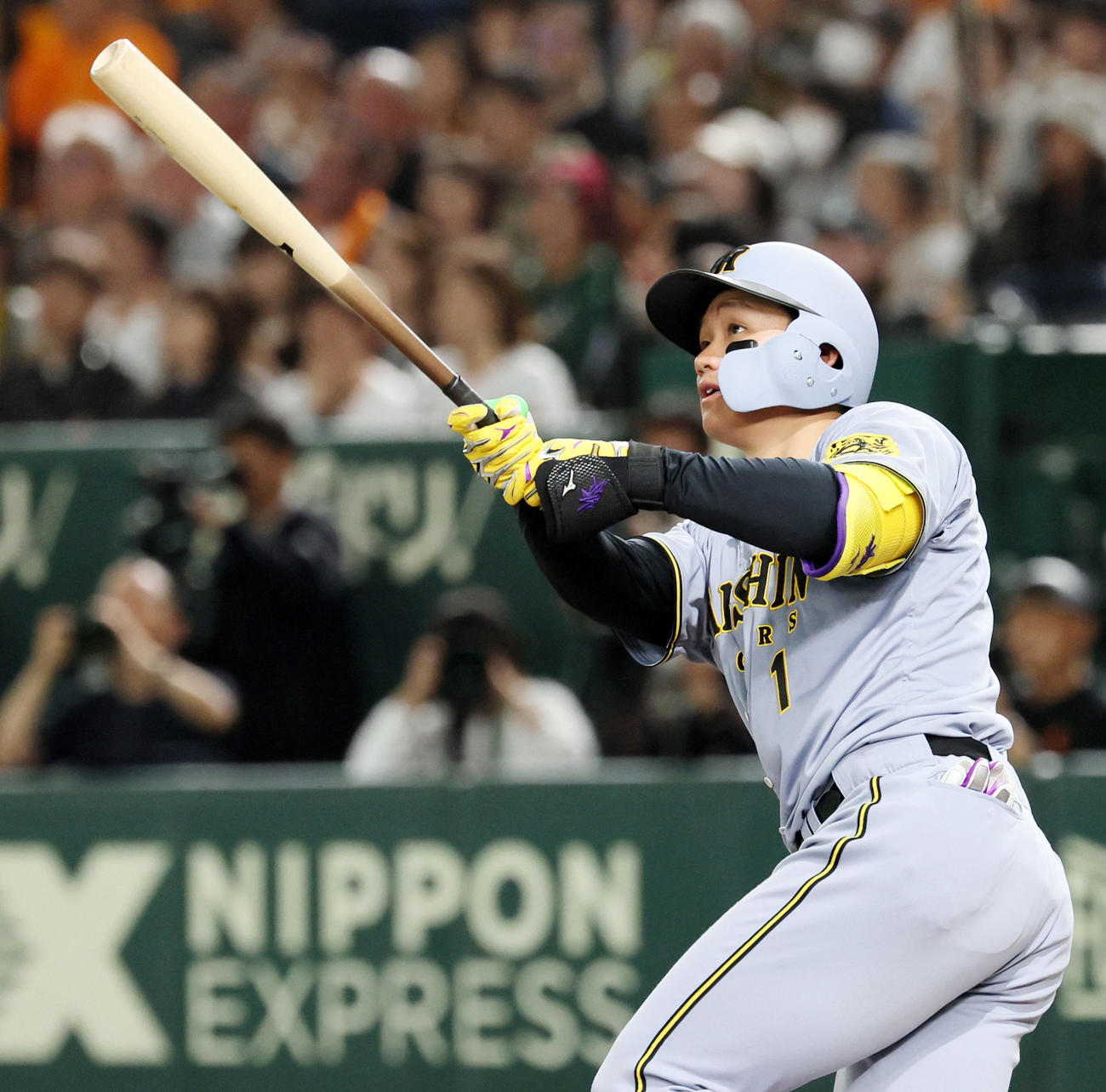 巨人対阪神　2回表阪神2死一塁、森下は左越え2点本塁打を放つ（撮影・加藤哉）