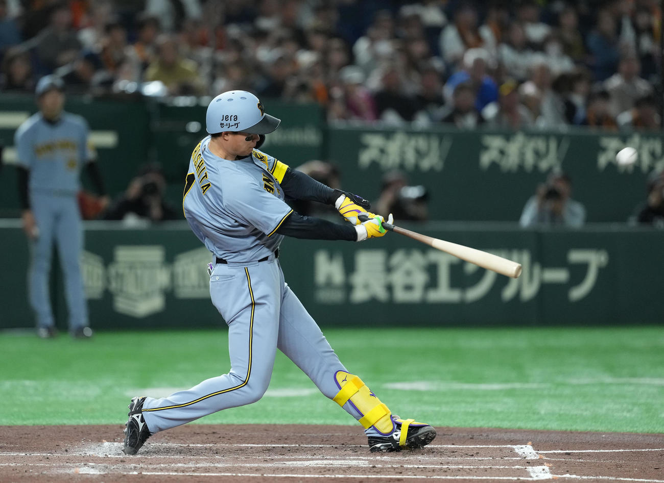巨人対阪神　2回表阪神2死一塁、左越えに2点本塁打を放つ森下（撮影・たえ見朱実）