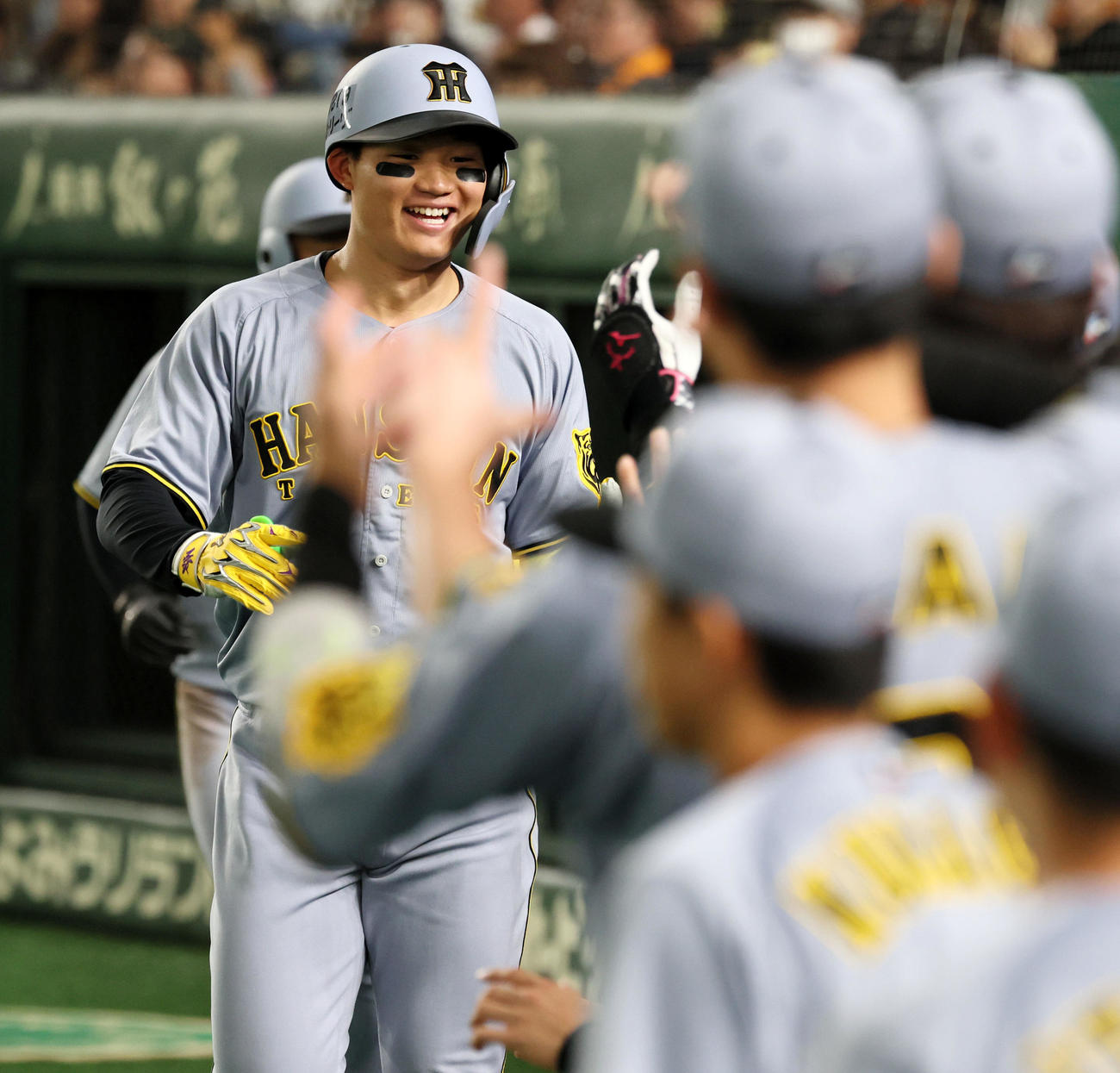 巨人対阪神　2回表阪神2死一塁、森下は左越え2点本塁打を放ちベンチのナインと笑顔でタッチする（撮影・加藤哉）