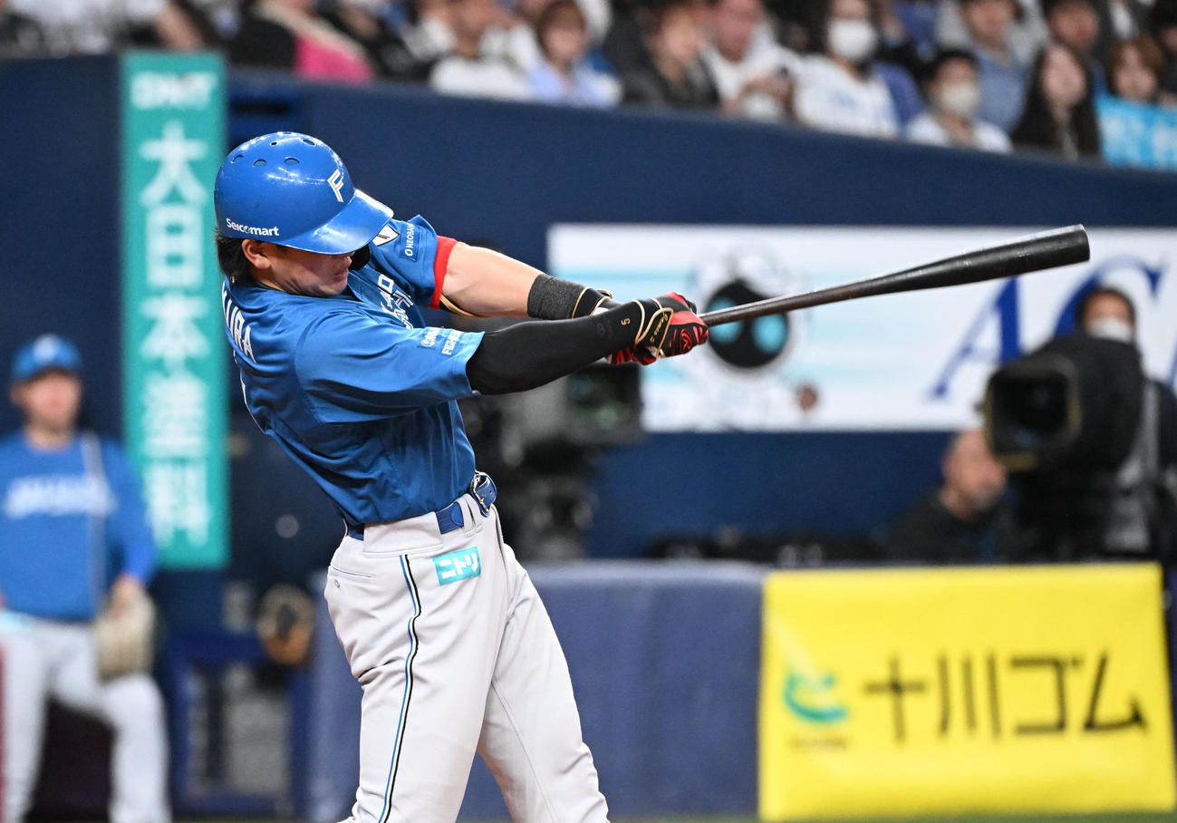 オリックス対日本ハム　9回表日本ハム2死、左越え本塁打を放つ野村（撮影・和賀正仁）