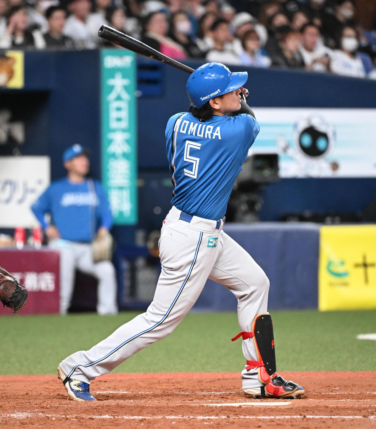 オリックス対日本ハム　9回表日本ハム2死、左越え本塁打を放つ野村（撮影・和賀正仁）