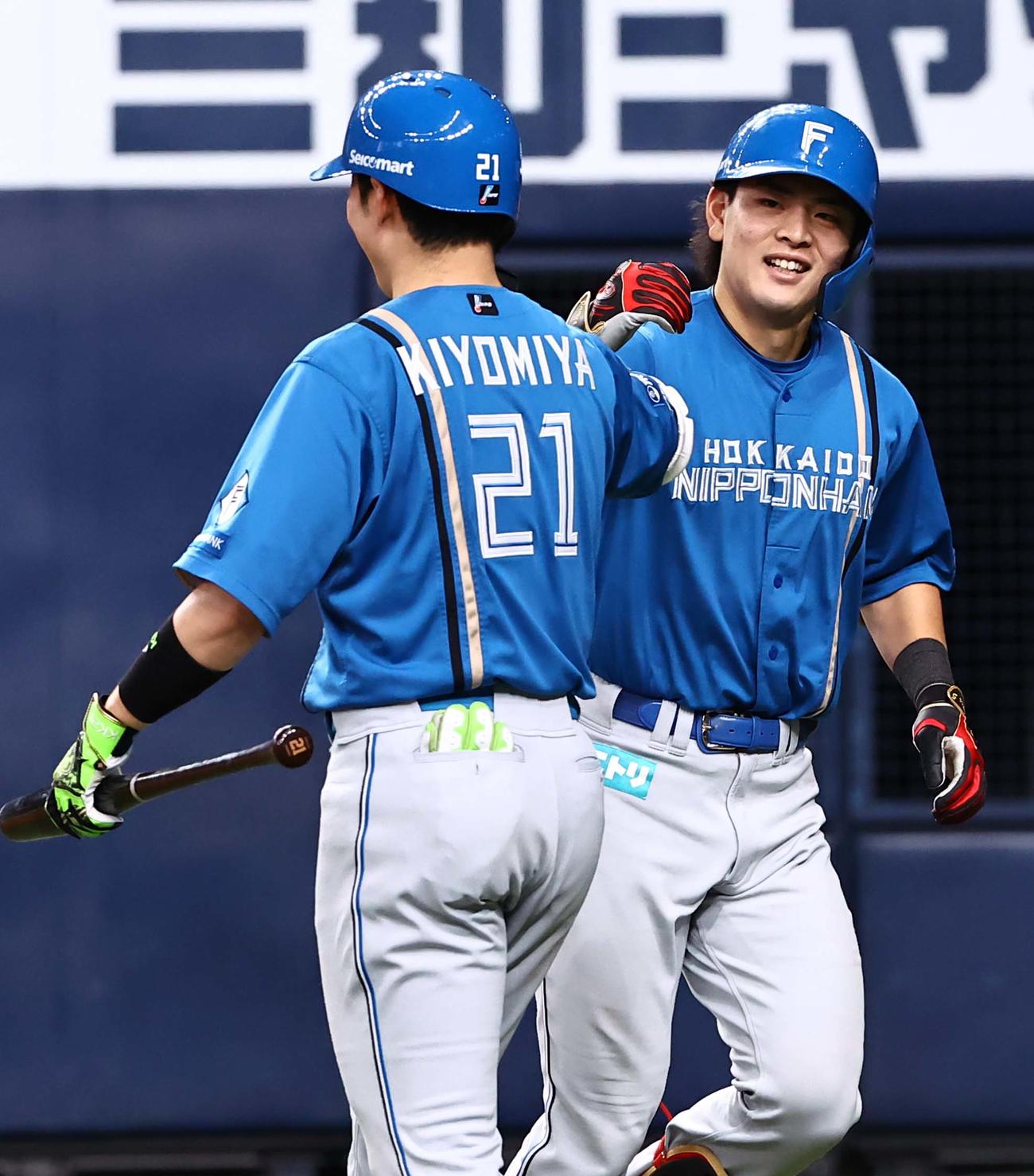 オリックス対日本ハム　9回表日本ハム2死、ソロ本塁打を放った野村（右）は清宮とハイタッチする（撮影・上田博志）