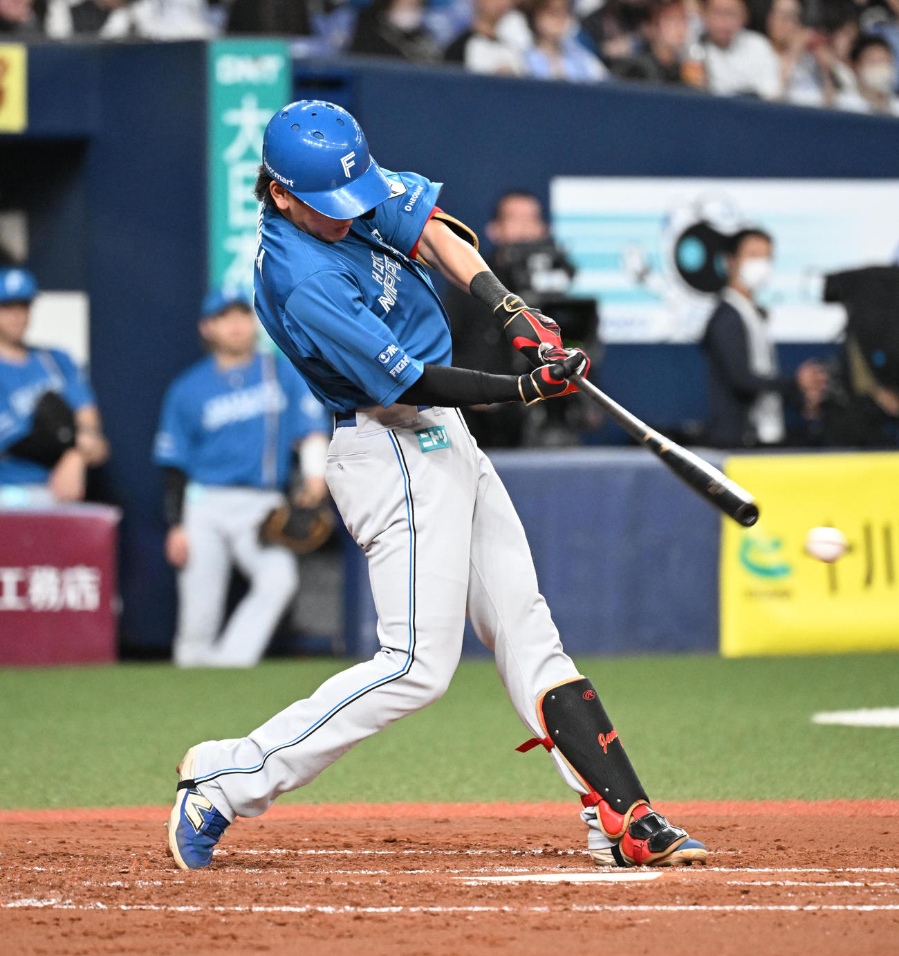 オリックス対日本ハム　2回表日本ハム無死、三塁線を破る二塁打を放つ野村（撮影・和賀正仁）