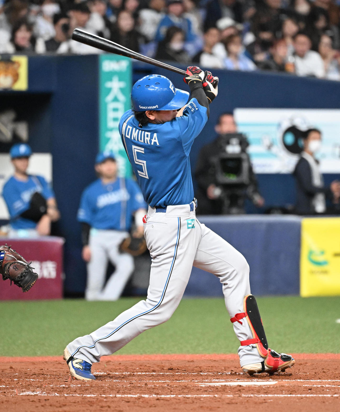 オリックス対日本ハム　2回表日本ハム無死、三塁線を破る二塁打を放つ野村（撮影・和賀正仁）