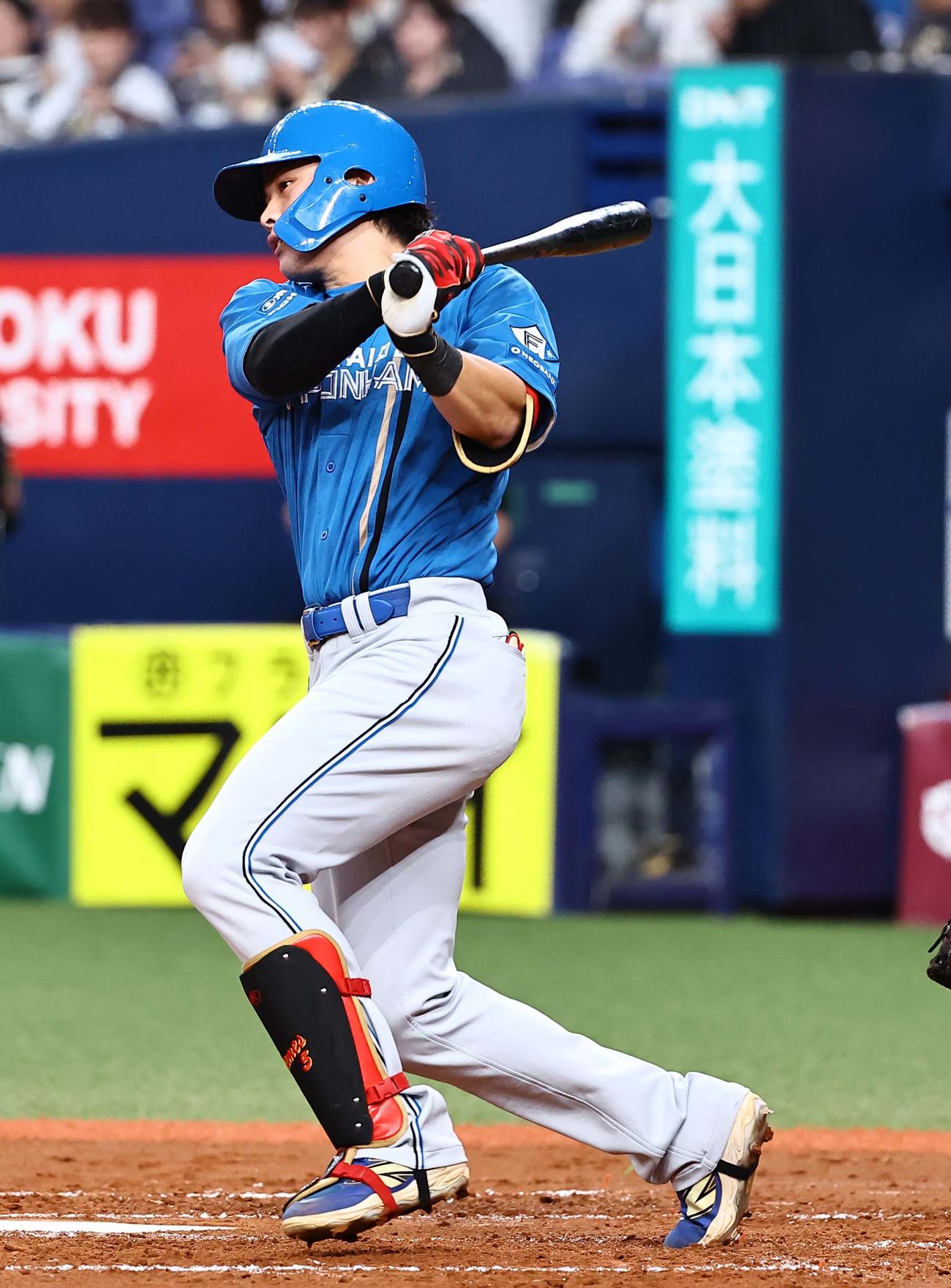 オリックス対日本ハム　2回表日本ハム無死、野村は二塁打を放つ（撮影・上田博志）
