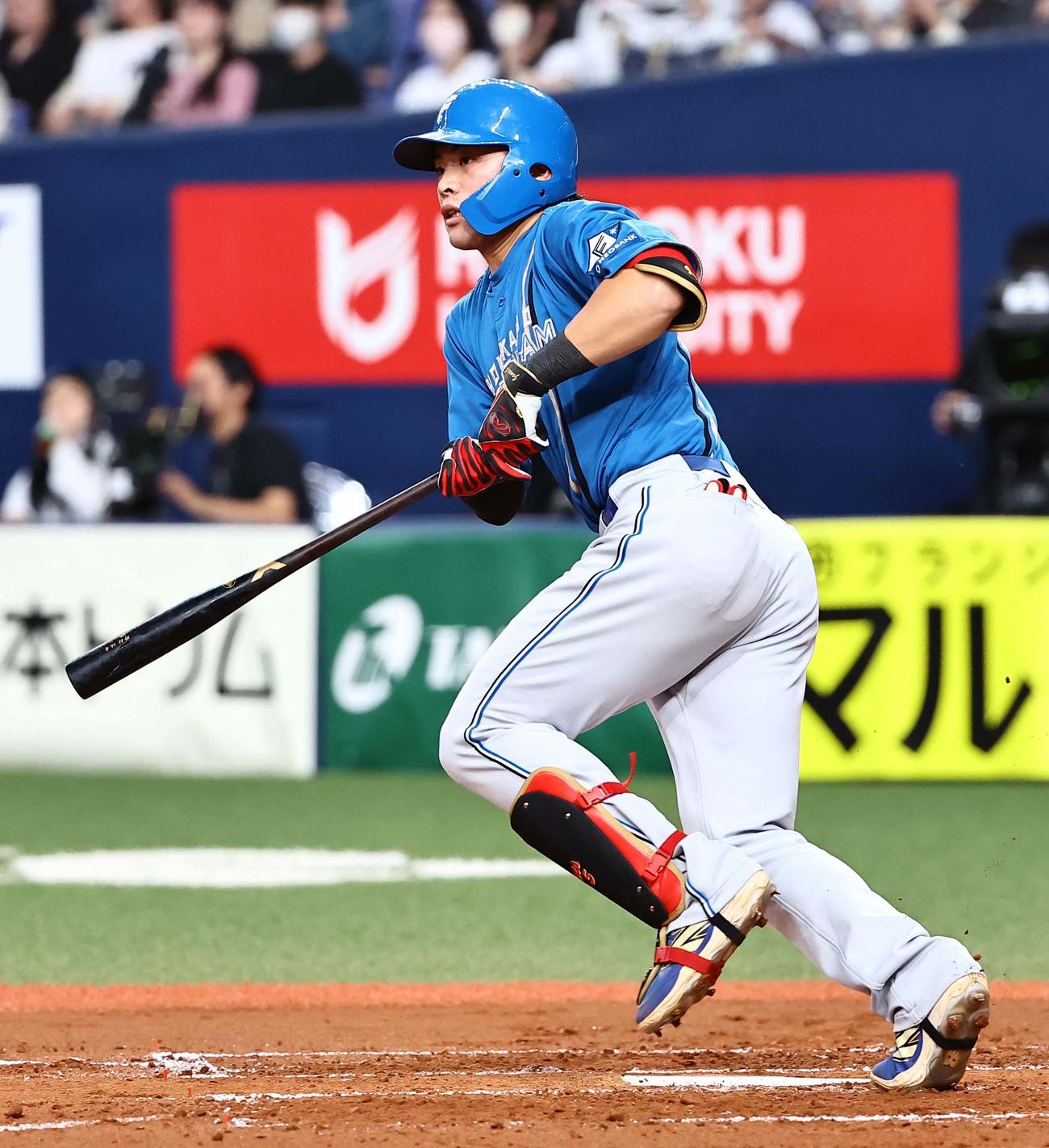 オリックス対日本ハム　2回表日本ハム無死、野村は二塁打を放つ（撮影・上田博志）