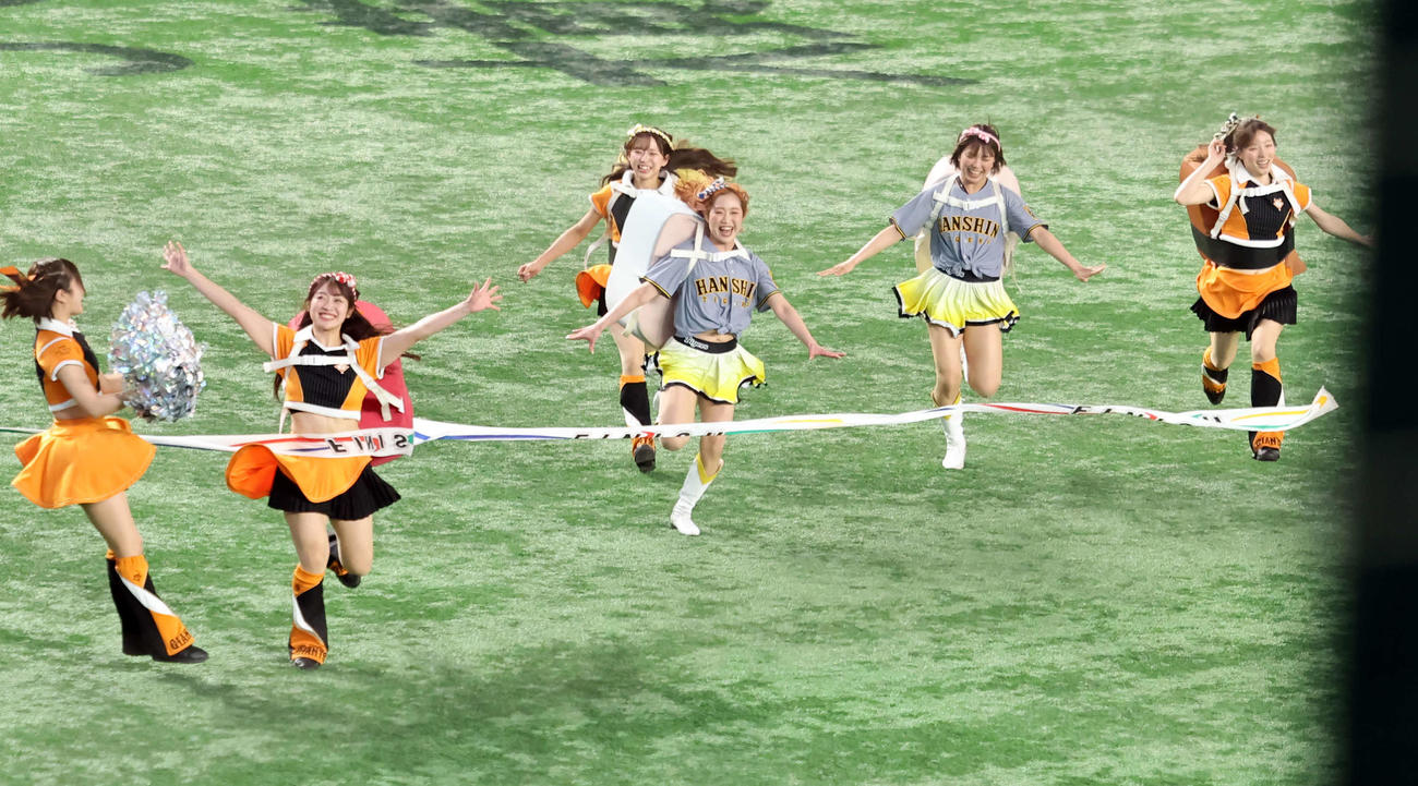 巨人対阪神　3回裏巨人の攻撃後に行われた寿司レース（撮影・浅見桂子）