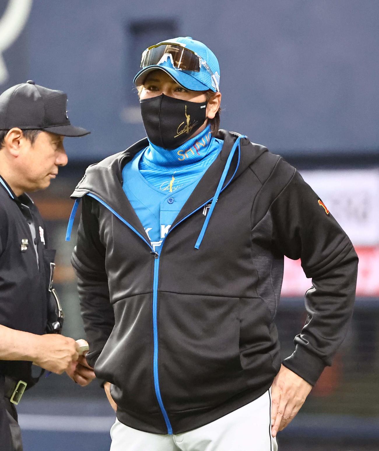 オリックス対日本ハム　選手交代を告げる新庄監督（撮影・上田博志）