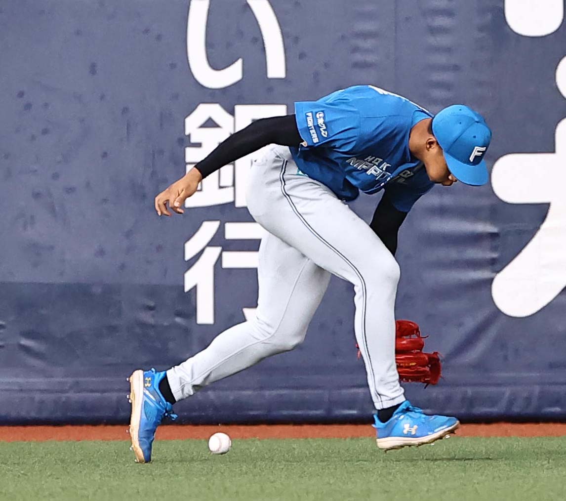 オリックス対日本ハム　4回裏オリックス2死、万波は森の右前打を後逸する（撮影・上田博志）