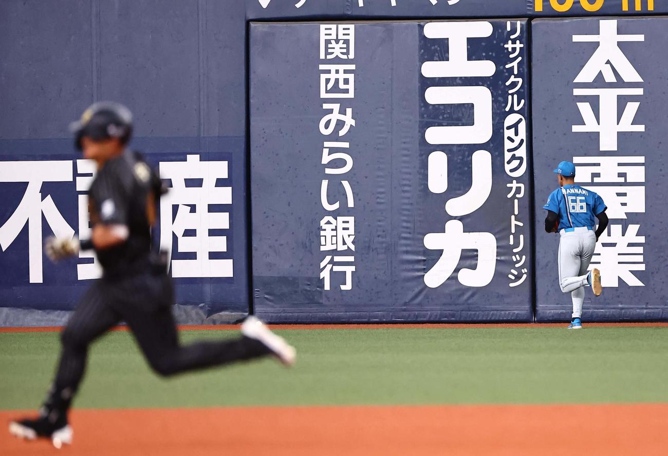 オリックス対日本ハム　4回裏オリックス2死、万波は森の右前打を後逸する（撮影・上田博志）