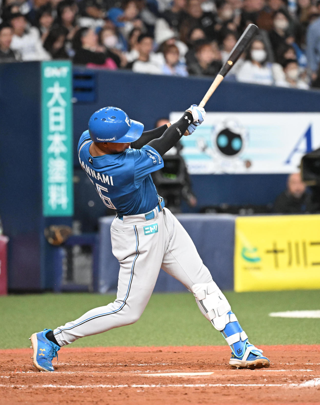 オリックス対日本ハム　8回表日本ハム無死、左中間にソロ本塁打を放つ万波（撮影・和賀正仁）