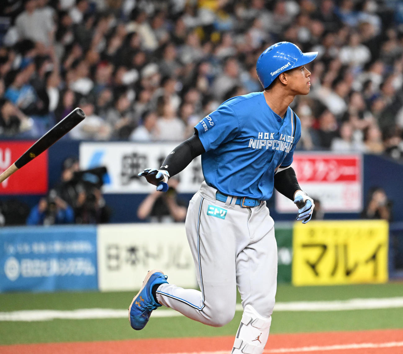オリックス対日本ハム　8回表日本ハム無死、左中間にソロ本塁打を放つ万波（撮影・和賀正仁）